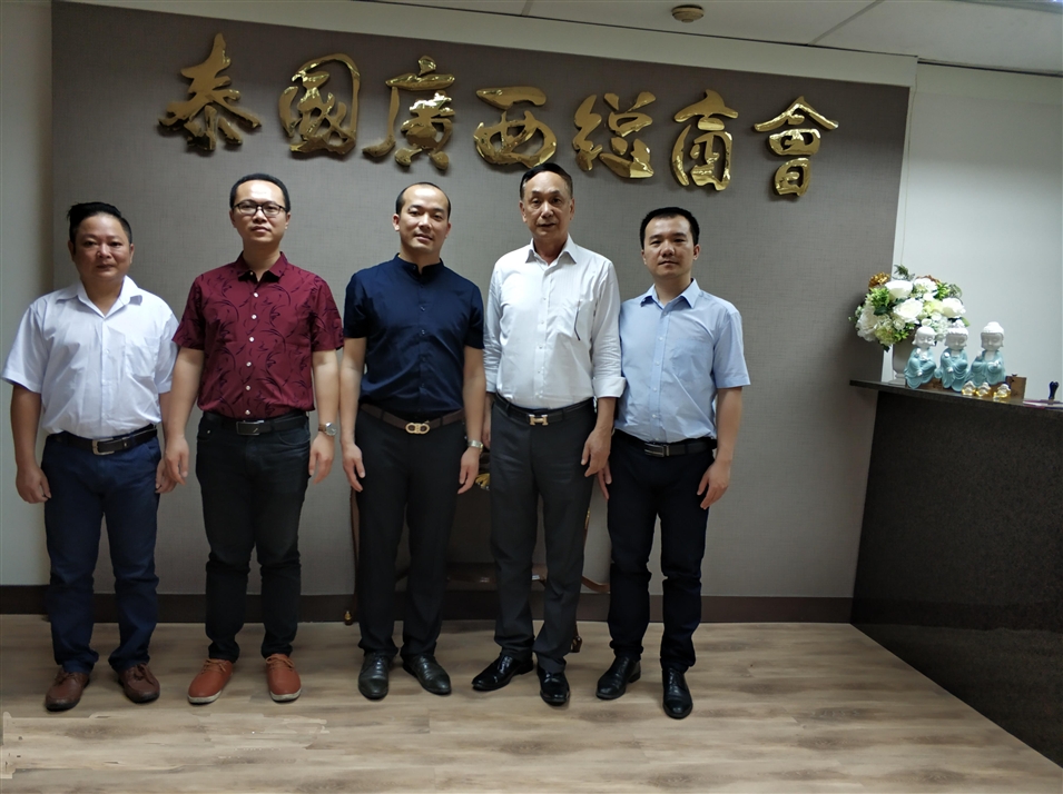從左往右依次為國際部合伙人林健偉先生（左一），國際部總監吳琪先生（左二），執行董事粟宥朝先生（左三），商會(huì )主席李宇明（右二），國際部合伙人黃文超先生（右一）