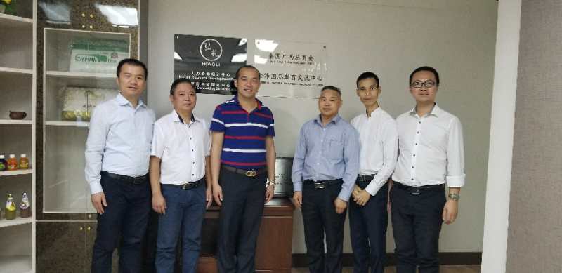 國際部合伙人黃文超（左一），林健偉（左二）國際部總監吳琪（右一）執行董事粟宥朝（左三），泰國廣西總商會(huì )副主席劉漢政（右二），泰國華人青年商會(huì )會(huì )長(cháng)助理黃志乾(右三)