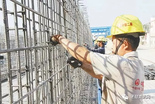 在中老鐵路萬(wàn)象制梁場(chǎng)，中老兩國技術(shù)人員正在進(jìn)行橋梁預制。本報記者 孫廣勇攝