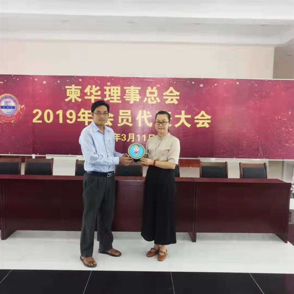 與柬華理事總會(huì )鐘耀輝秘書(shū)長(cháng)合影，并交換了紀念品